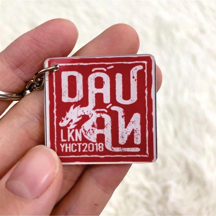 Móc Khóa Mica Vuông Màu Đỏ – Thiết Kế Phong Cách Dấu Ấn – In Theo Yêu Cầu