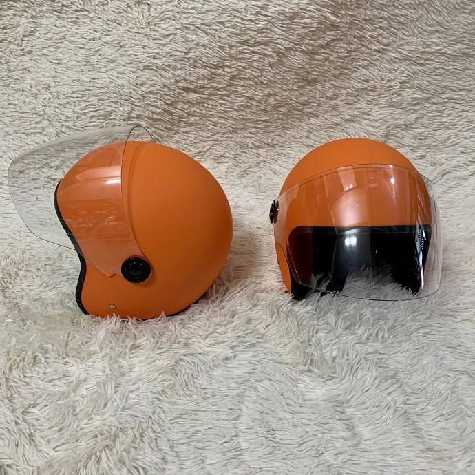 Mũ Bảo Hiểm Nửa Đầu Màu Cam Có Kính Chắn Gió – Thiết Kế Trơn Hiện Đại