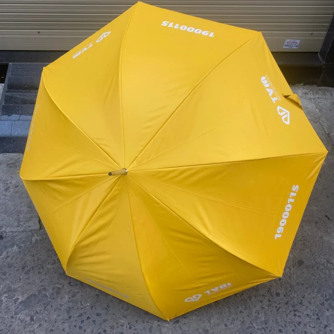 Ô Dù Cỡ Lớn Màu Vàng In Logo Doanh Nghiệp – Quà Tặng Quảng Cáo Nổi Bật