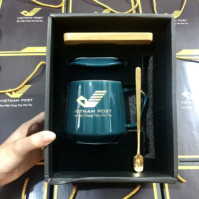 Set Quà Tặng Ly Sứ Cao Cấp – Kèm Nắp Gỗ & Muỗng Mạ Vàng