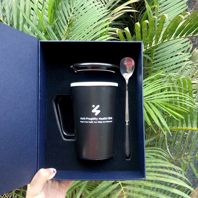 Bộ Quà Tặng Ly Sứ Kèm Muỗng Và Nắp Trong Hộp Cao Cấp