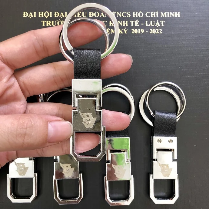 Móc Khóa Kim Loại Kết Hợp Dây Da Đen – Phụ Kiện Quà Tặng Cao Cấp