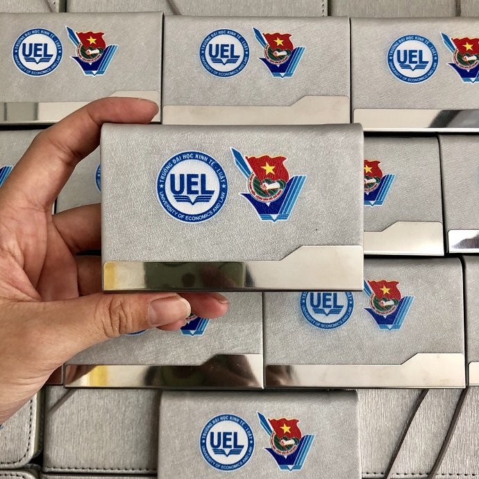 VÍ NAME CARD IN LOGO ĐẠI HỌC KINH TẾ LUẬT MÀU BẠC