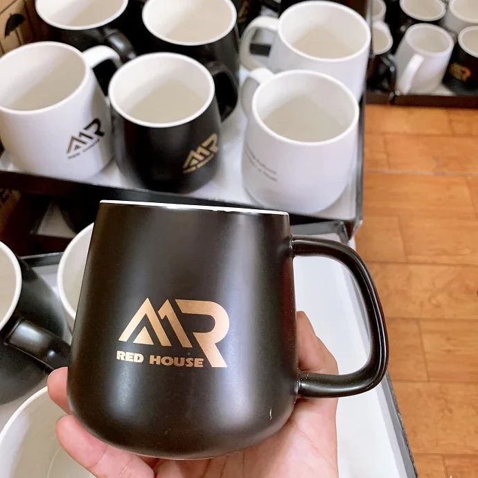 Ly Sứ Đen Bo Tròn In Vàng Cao Cấp – Quà Tặng Doanh Nghiệp