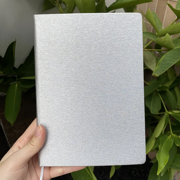 Sổ Tay A5 Bìa Ánh Bạc Sang Trọng In Logo Theo Yêu Cầu Doanh Nghiệp – Giấy Ford Kem
