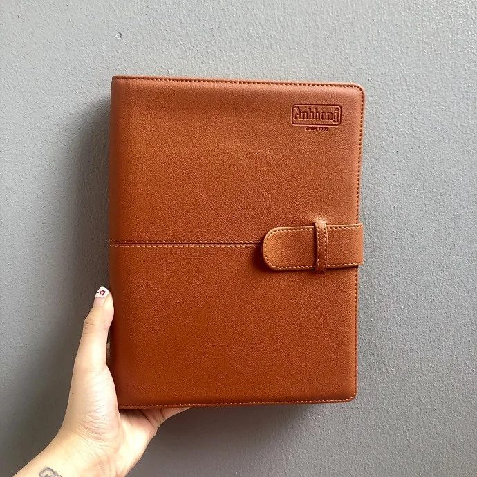 Sổ Tay Bìa Da Nâu Cam Khóa Cài – Thiết Kế Lịch Sự & Chuyên Nghiệp