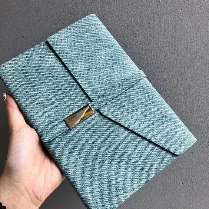 Sổ Tay Bìa Vải Cao Cấp – Khóa Gài Kim Loại Sang Trọng