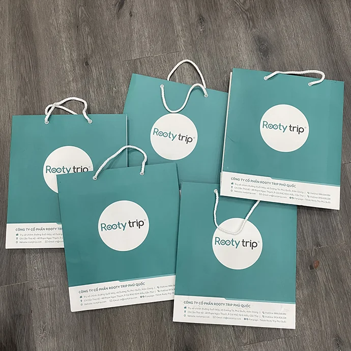 Túi giấy Rooty Trip – thiết kế xanh sang trọng, in logo theo yêu cầu