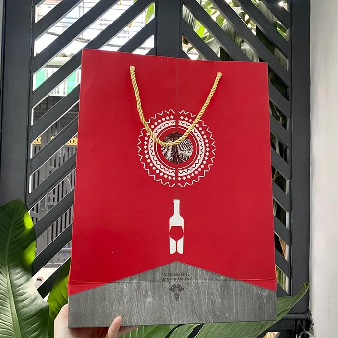 Túi giấy đựng rượu màu đỏ – quai dây dù vàng, sang trọng, in họa tiết chai rượu