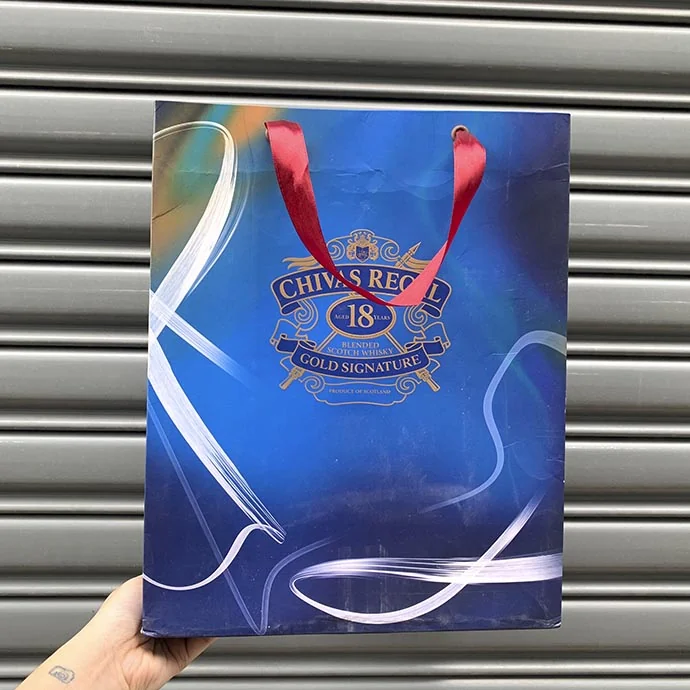 Túi giấy đựng rượu Chivas Regal 18 Gold Signature – quai ruy băng đỏ sang trọng