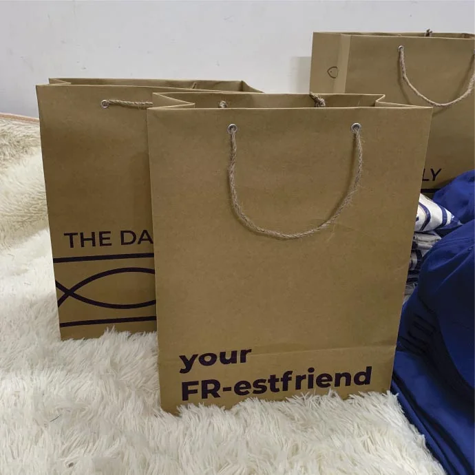 Túi giấy kraft nâu in logo – quai dây dù xoắn, sang trọng, thân thiện môi trường