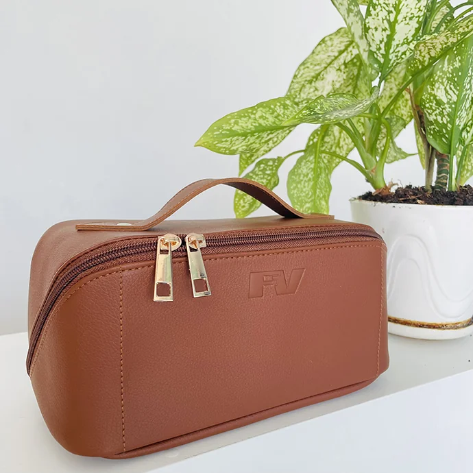 TÚI DA TRANG ĐIỂM MÀU NÂU DẬP LOGO THEO YÊU CẦU – QUÀ TẶNG DOANH NGHIỆP