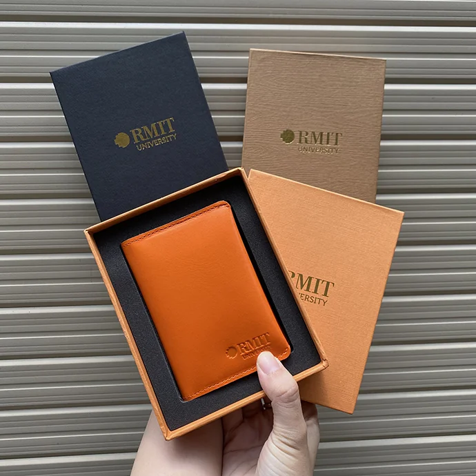 Ví Da Đựng Hộ Chiếu Màu Cam Logo RMIT – Passport Cover Quà Tặng Cao Cấp