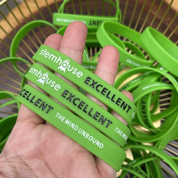 Vòng Tay Cao Su Dập Logo Theo Yêu Cầu – Sản Xuất Số Lượng Lớn Cho Doanh Nghiệp