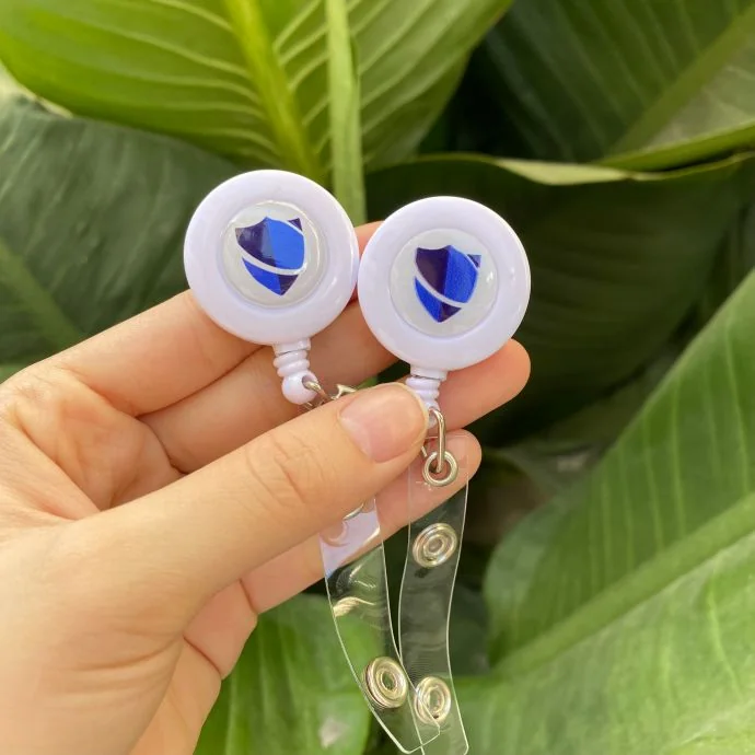 Cuộn Dây Đeo Thẻ Rút Màu Trắng – Badge Reel In Logo Khiên Xanh