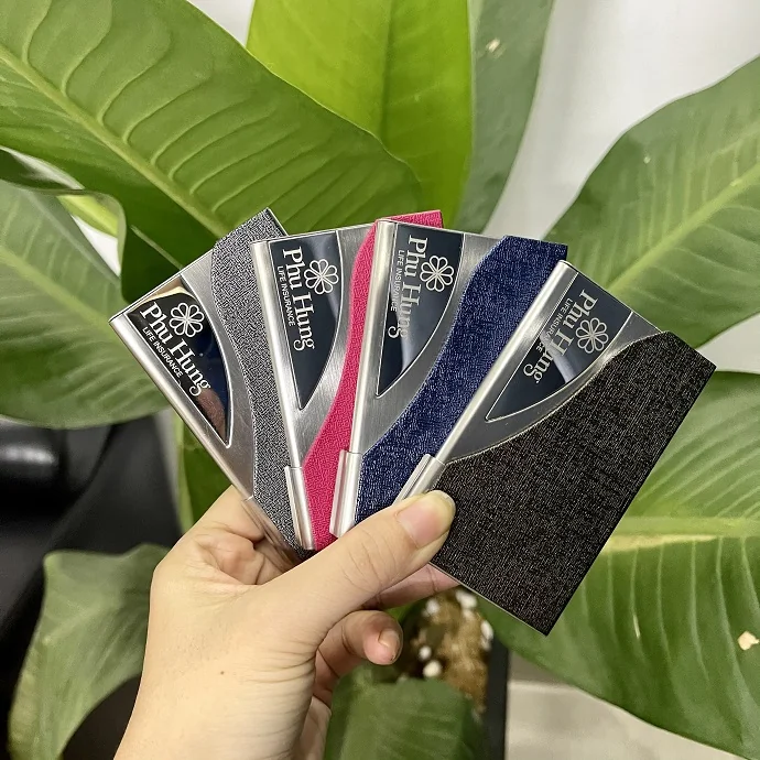 H1: Hộp Đựng Danh Thiếp Vải Bố Phối Kim Loại Tam Giác – Sang Trọng, Hiện Đại, In Logo Doanh Nghiệp