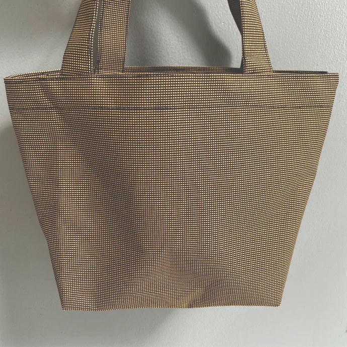 Túi vải không dệt nâu họa tiết caro nhỏ