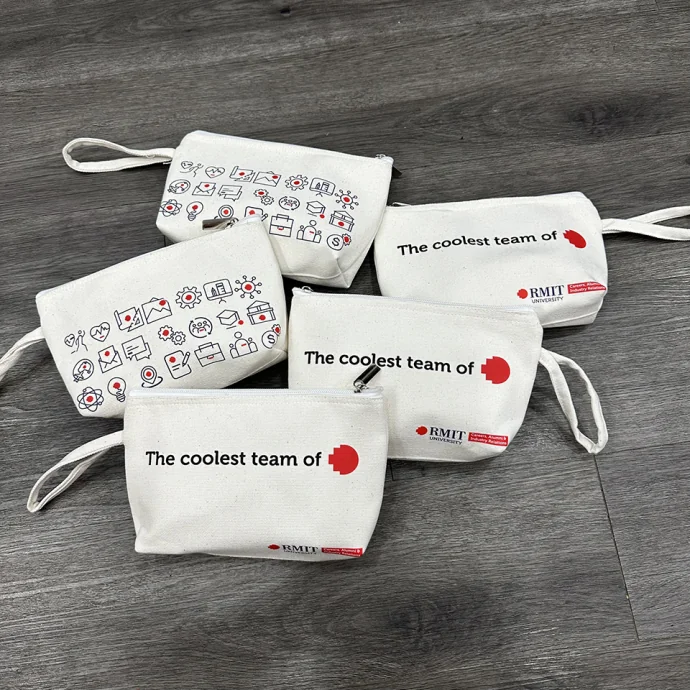 VÍ CẦM TAY VẢI CANVAS MÀU TRẮNG QUAI ĐEO – NHẬN IN LOGO THEO YÊU CẦU