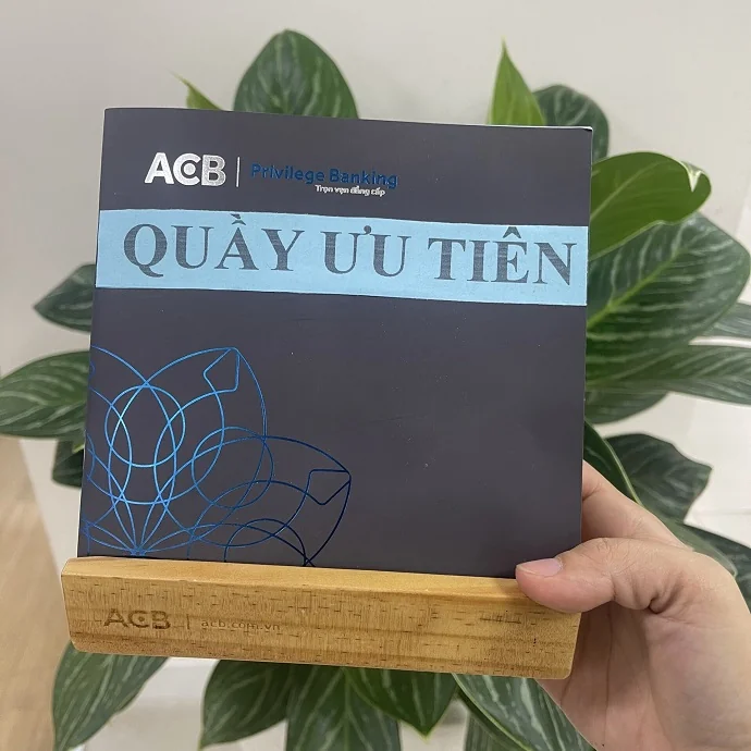 ĐẾ GỖ ĐỂ ẢNH – KỆ ĐỂ LỊCH BÀN KHẮC LOGO THEO YÊU CẦU