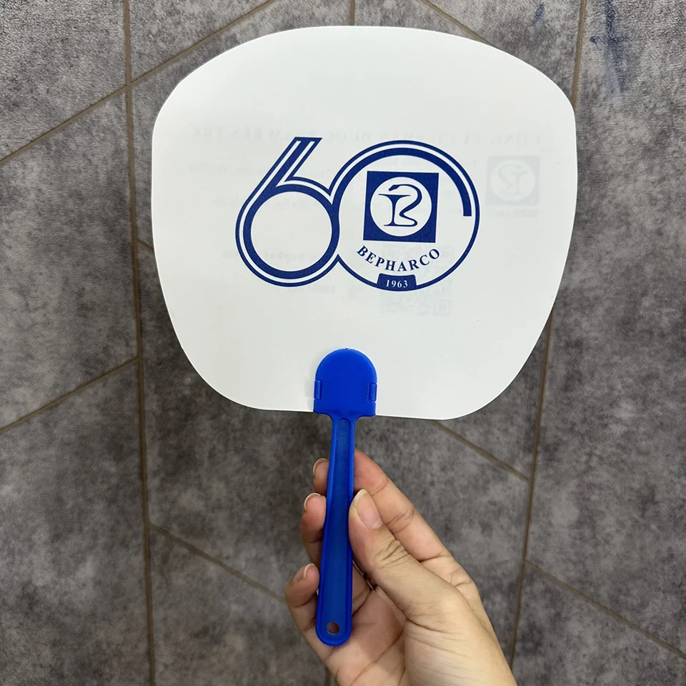 Quạt Nhựa In Logo Cán Ép Liền – Quạt Cầm Tay Quảng Cáo Giá Rẻ