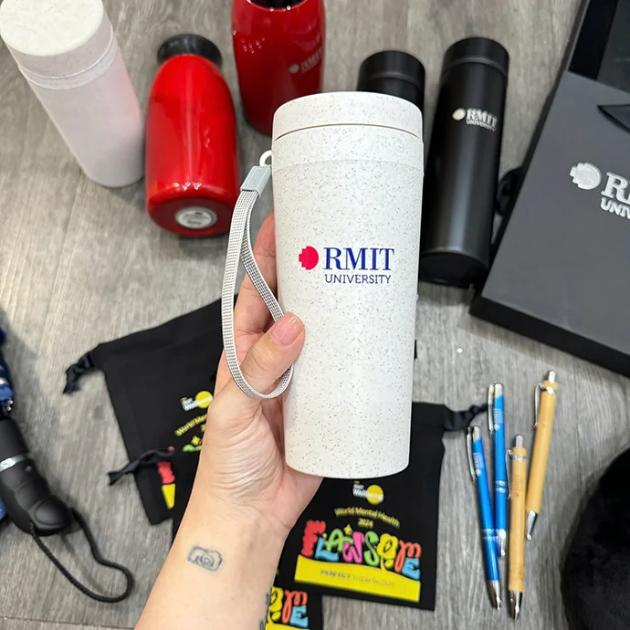 Bình Nước Lúa Mạch In RMIT Logo Theo Yêu Cầu – Quà Tặng Xanh, Giá Tốt