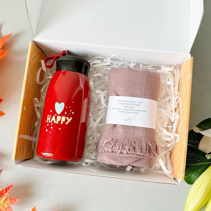 Bộ Quà Tặng Giá Rẻ - Bình Nước Kèm Khăn In Logo Theo Yêu Cầu