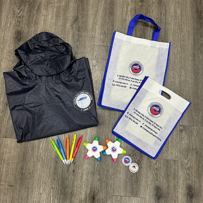 Set Quà Tặng Doanh Nghiệp Đồng Bộ – Áo Mưa, Túi Vải & Văn Phòng Phẩm