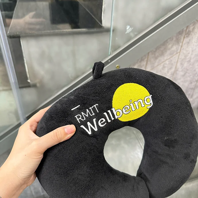 Gối Chữ U In RMIT - In Logo Theo Yêu Cầu – Quà Tặng Tiện Dụng, Giá Tốt