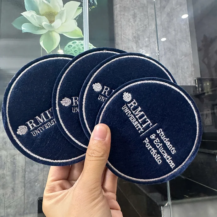 Lót Ly Vải Thêu & In Logo Theo Yêu Cầu – Quà Tặng Sang Trọng, Giá Tốt