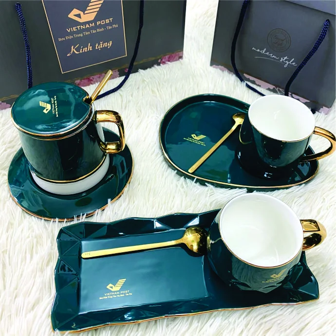Bộ Ly Sứ Cao Cấp Màu Xanh Ngọc Viền Vàng – In Logo Theo Yêu Cầu