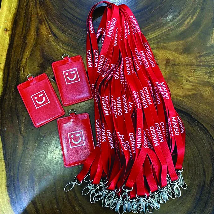 Dây Đeo Thẻ Satin Đỏ In Logo + Bao Đeo Thẻ Nhựa – Nhân Viên & Sự Kiện