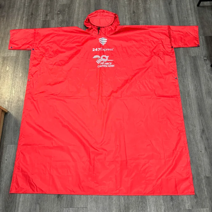 Áo Mưa Cánh Dơi In Logo – Chất Liệu Dày, Màu Đỏ Nổi Bật