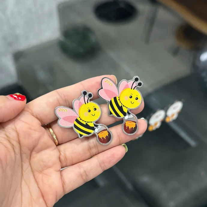 Huy Hiệu Mica Ong Vàng 2025 – In Logo Theo Yêu Cầu, Dễ Thương Và Sáng Tạo