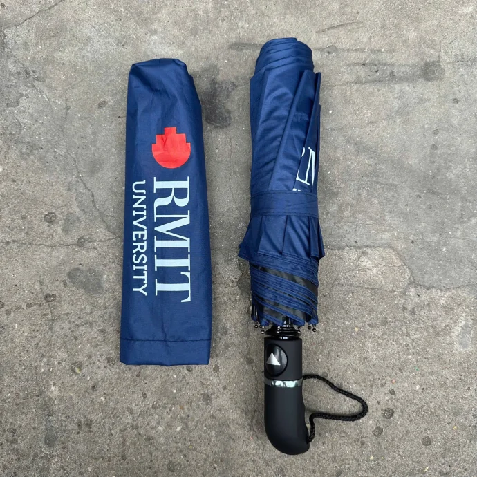 Ô Dù Cầm Tay Màu Navy In Logo – Gấp Gọn, Chống Thấm Tốt, Phù Hợp Sự Kiện