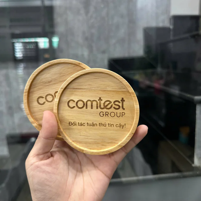 Đế Lót Ly Gỗ Cao Su Khắc Logo – Coaster Gỗ Quà Tặng Doanh Nghiệp