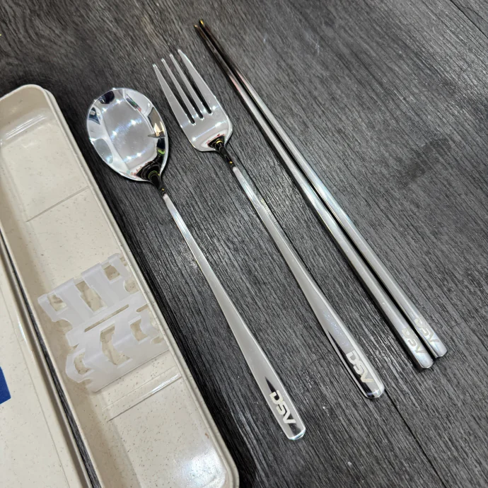 <p>Bộ dụng cụ ăn uống inox cao cấp</p>