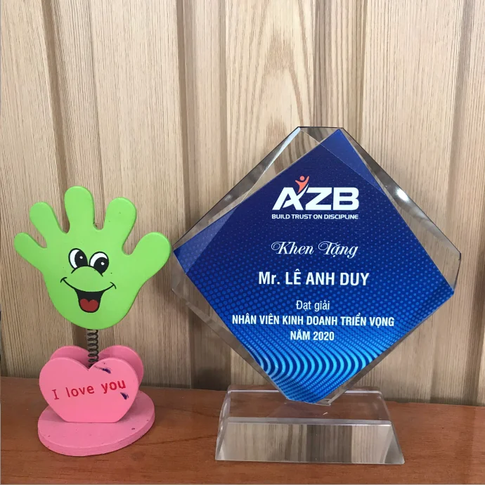 Kỷ Niệm Chương Pha Lê – Khắc Logo Theo Yêu Cầu, Sang Trọng Và Tinh Tế