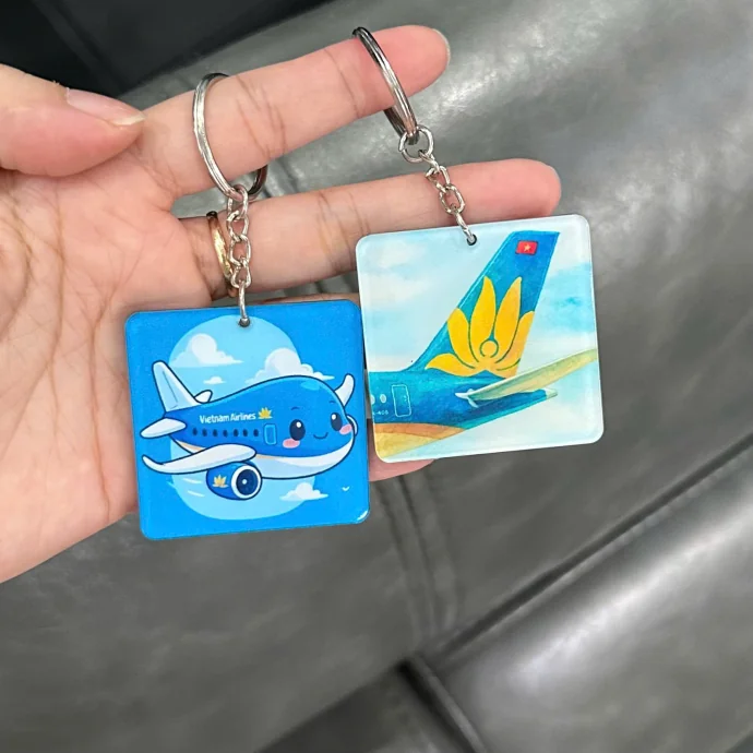 Móc Khóa Nhựa Hoạt Hình Tiếp Viên Máy Bay Dễ Thương – In Logo Theo Yêu Cầu