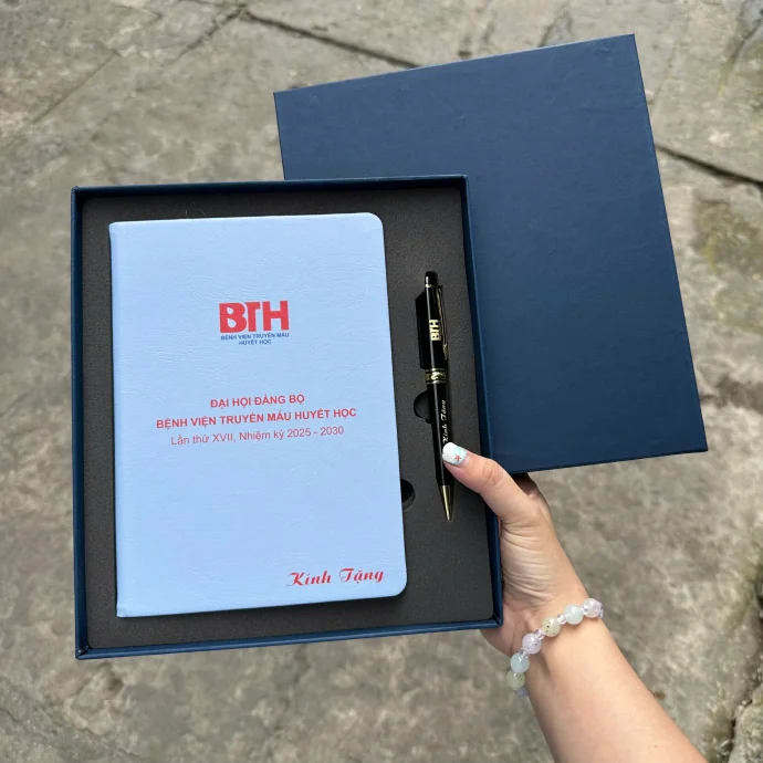 Bộ Quà Tặng Sổ Da Và Bút Bi In Logo – Món Quà Doanh Nghiệp Sang Trọng, Cá Nhân Hóa Theo Yêu Cầu