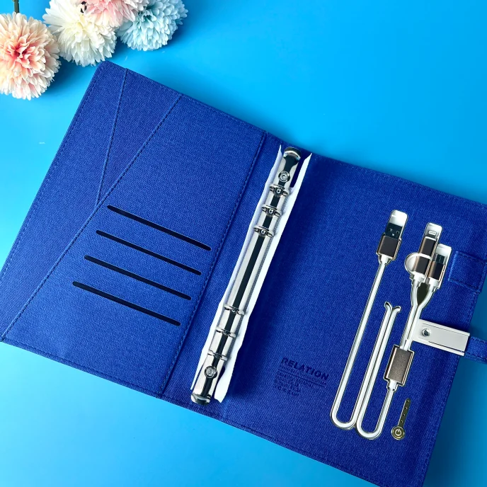 Sổ Tay Bìa Còng Màu Xanh Kèm Dây Sạc 3 Đầu – Quà Tặng Doanh Nghiệp Tiện Ích, In Logo Theo Yêu Cầu