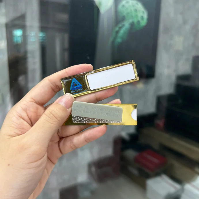 Bảng Tên Nhân Viên Cài Áo In Logo Theo Yêu Cầu – Thẻ Tên Nam Châm Giá Xưởng