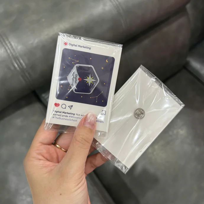 Huy Hiệu Cài Áo Digital Marketing In Logo Theo Yêu Cầu – Pin Badge Mica Kèm Card