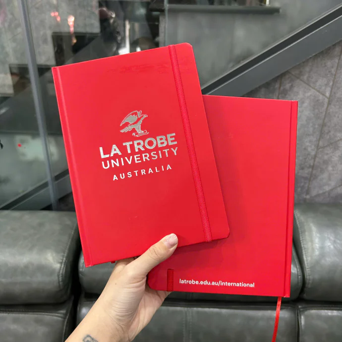 Sổ Tay La Trobe University In Logo Theo Yêu Cầu – Sổ Tay Bìa Đỏ Quà Tặng Cao Cấp