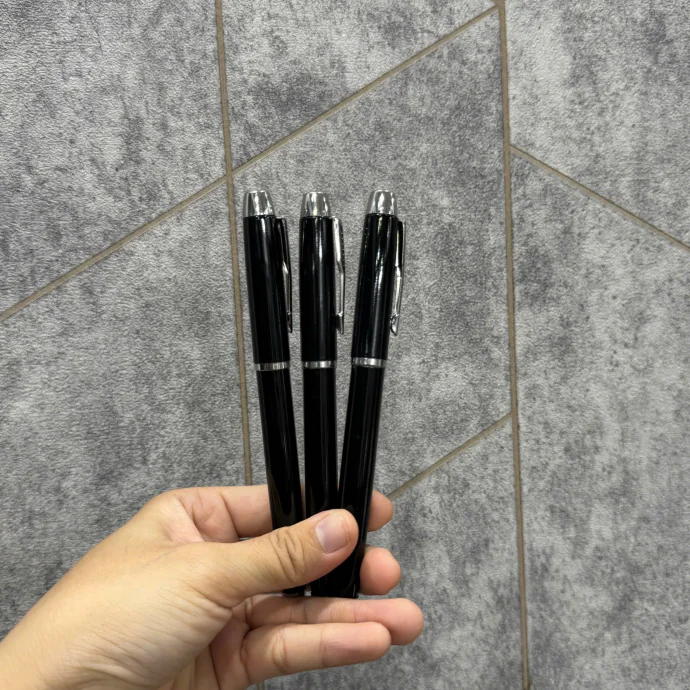 Bút Bi Kim Loại Nắp Bạc In Logo Theo Yêu Cầu – Quà Tặng Doanh Nghiệp Cao Cấp