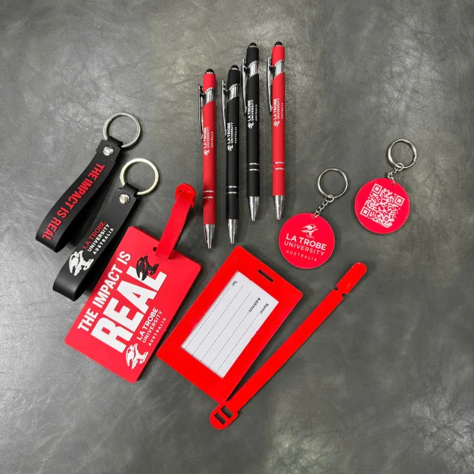 Combo Quà Tặng Văn Phòng Móc Khóa + Bút + Thẻ Hành Lý – In Logo Theo Yêu Cầu | Quà Tặng Nhanh