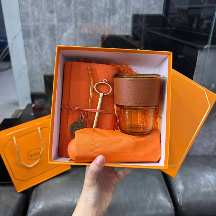 Bộ Quà Tặng Xổ Dù & Ly Thủy Tinh In Logo – Sang Trọng, Đầy Ý Nghĩa