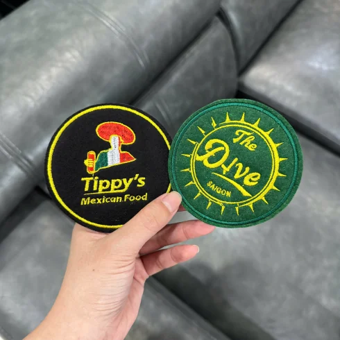 Đế Lót Ly Thêu Logo Theo Yêu Cầu - Giá Tốt, Sản Xuất Nhanh | Quà Tặng Nhanh